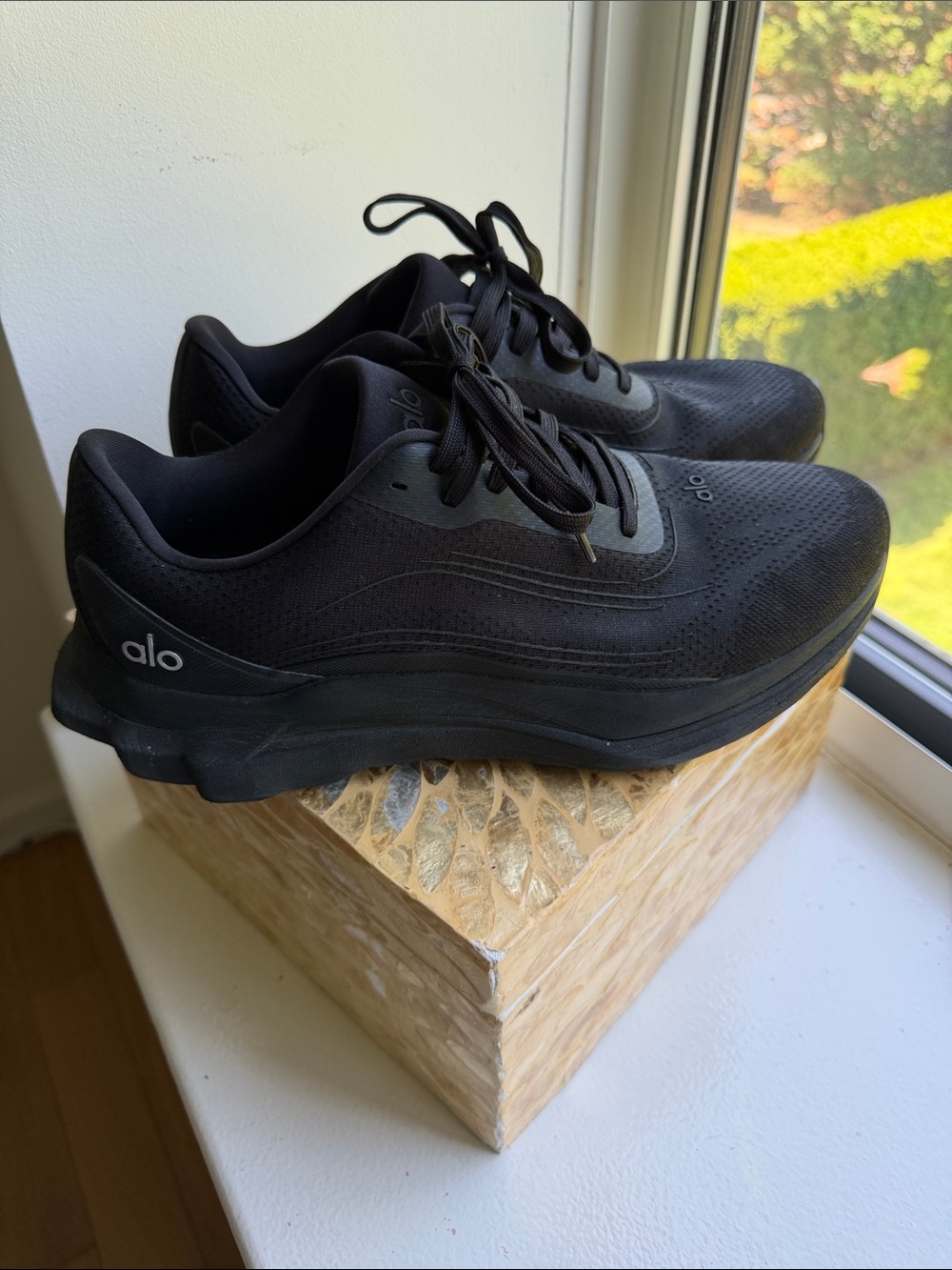 ALO Yoga Men's Black Athletic Running Shoes